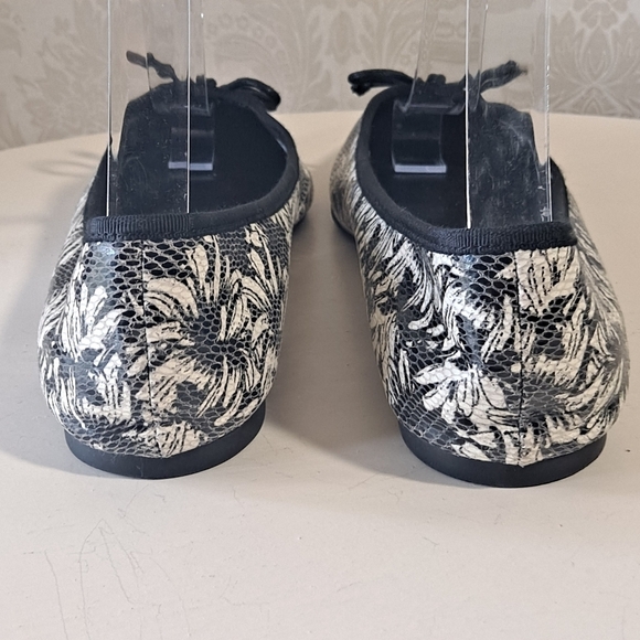 Tahari Blossom Size 9M Black/Cream Floral Pointed Toe Ballet Flats - Picture 4 of 12